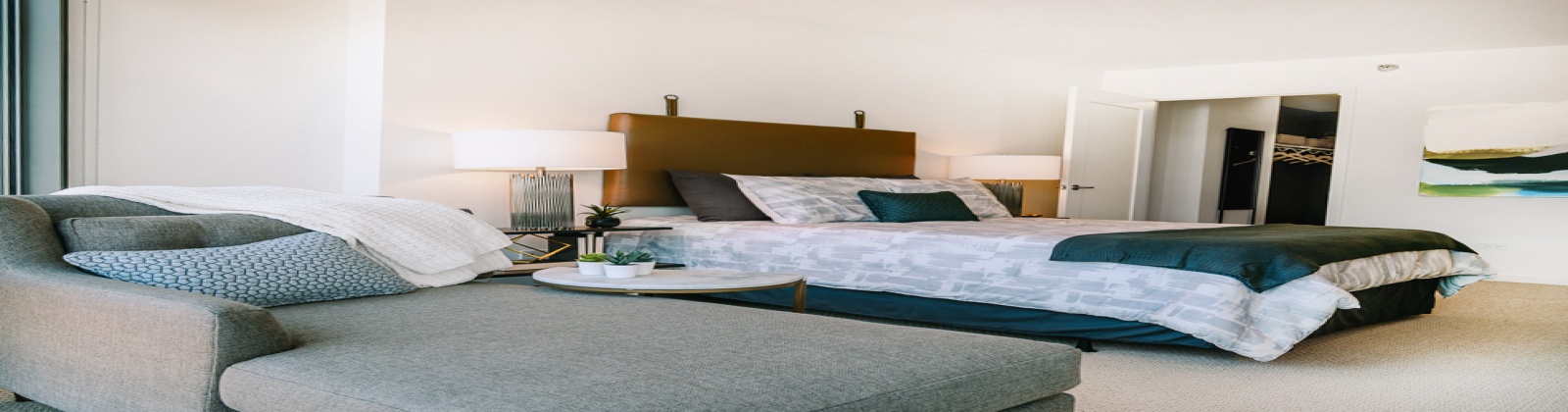 Panoramic View of the City, Grand Bay Windows, LED efficient Lighting, Solar Window Shades Panoramic View of the City, Grand Bay Windows, LED efficient Lighting, Solar Window Shades