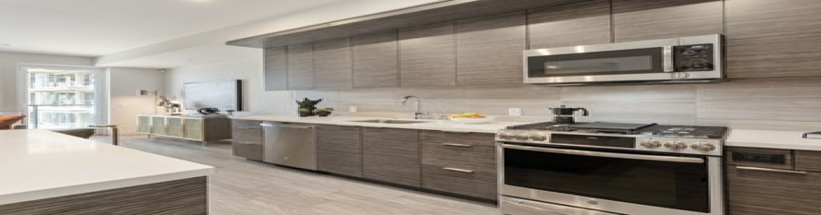 9-foot vaulted ceilings, granite countertops