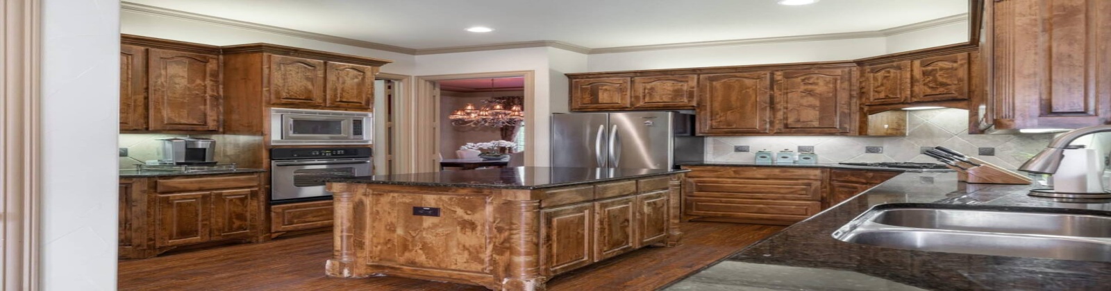 Fully furnished, executive rental with pool in North Dallas, easy access to DFW