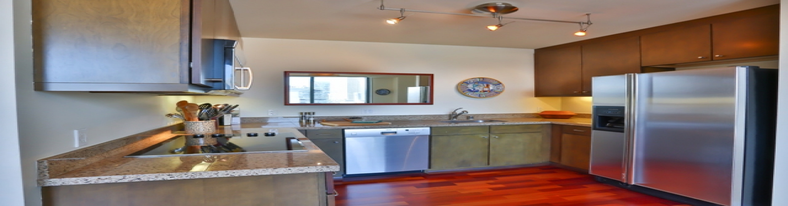 2 Bedroom/2 Bathroom condo at New Montgomery! Features: stainless steel appliances, granite counters, ceiling fan, desk, cherry wood floors, marble tiling, state-of-the art A/V system with surround sound, master with custom built-Italian queen bed and side tables, ensuite bath, walk-in closets, and twin bed that converts into sofa.

Amenities include: 24-hour attendant, bike parking, and roof deck with BBQ, gas fire pit and panoramic city views.

With a 94 Walk Score, this location offers easy access to FiDi, Union Square, the Embarcadero as well as San Francisco\'s world-class sports arenas.
No parking.