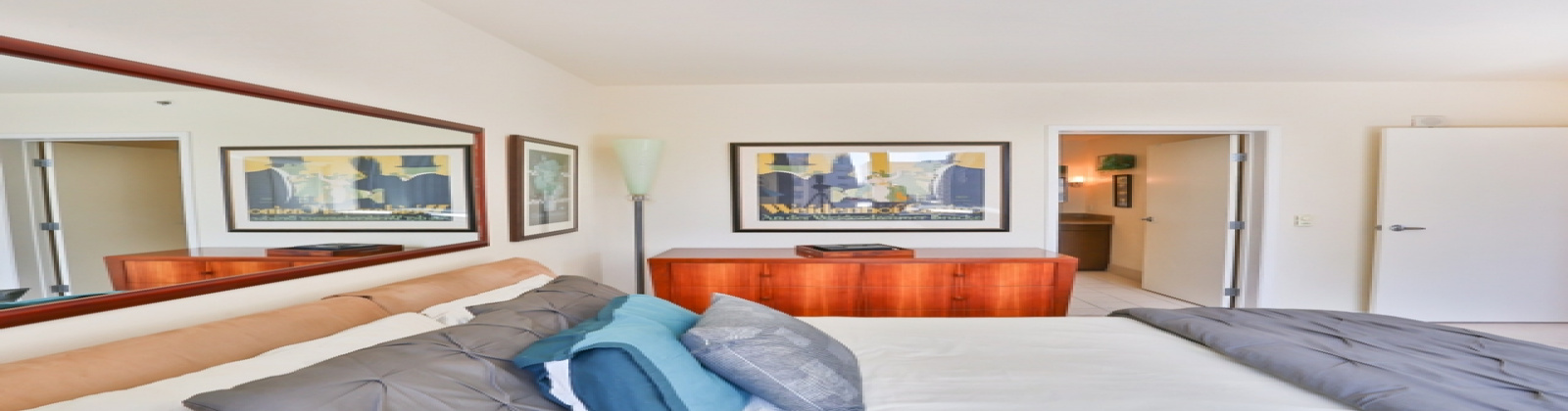 2 Bedroom/2 Bathroom condo at New Montgomery! Features: stainless steel appliances, granite counters, ceiling fan, desk, cherry wood floors, marble tiling, state-of-the art A/V system with surround sound, master with custom built-Italian queen bed and side tables, ensuite bath, walk-in closets, and twin bed that converts into sofa.

Amenities include: 24-hour attendant, bike parking, and roof deck with BBQ, gas fire pit and panoramic city views.

With a 94 Walk Score, this location offers easy access to FiDi, Union Square, the Embarcadero as well as San Francisco\'s world-class sports arenas.
No parking.