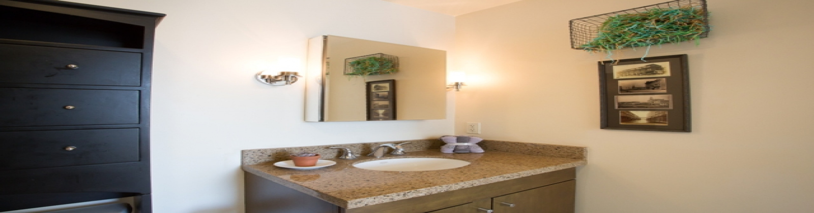 2 Bedroom/2 Bathroom condo at New Montgomery! Features: stainless steel appliances, granite counters, ceiling fan, desk, cherry wood floors, marble tiling, state-of-the art A/V system with surround sound, master with custom built-Italian queen bed and side tables, ensuite bath, walk-in closets, and twin bed that converts into sofa.

Amenities include: 24-hour attendant, bike parking, and roof deck with BBQ, gas fire pit and panoramic city views.

With a 94 Walk Score, this location offers easy access to FiDi, Union Square, the Embarcadero as well as San Francisco\'s world-class sports arenas.
No parking.