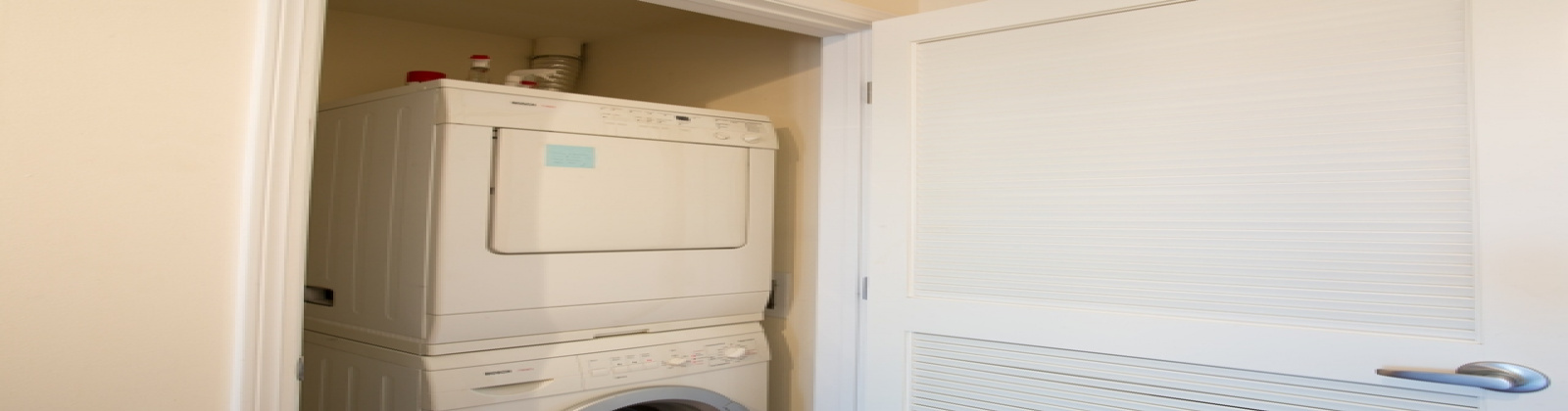 2 Bedroom/2 Bathroom condo at New Montgomery! Features: stainless steel appliances, granite counters, ceiling fan, desk, cherry wood floors, marble tiling, state-of-the art A/V system with surround sound, master with custom built-Italian queen bed and side tables, ensuite bath, walk-in closets, and twin bed that converts into sofa.

Amenities include: 24-hour attendant, bike parking, and roof deck with BBQ, gas fire pit and panoramic city views.

With a 94 Walk Score, this location offers easy access to FiDi, Union Square, the Embarcadero as well as San Francisco\'s world-class sports arenas.
No parking.